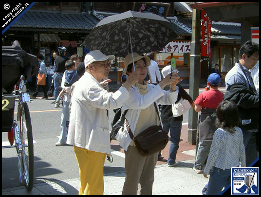 Vyras laiko moteriai skėtį