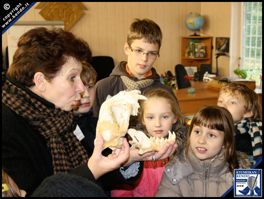 Lietuvos zoologijos sodo edukologė ponia Violeta Lazarevičienė rodo panteros kaukole
