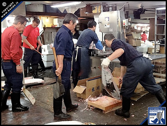 Žmonės dirbantys su žuvimi, Daivos Tamulionienės fotografija