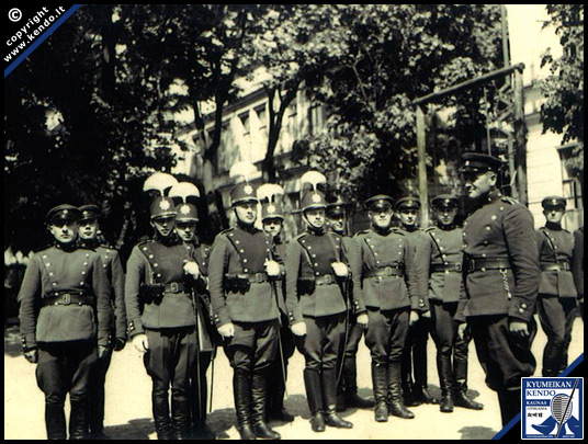 Išrikiuotas padalinys (karininkas Vincas Pilka dešinėje, pasisukęs šonu į pulką, Laimono Užomeckio foto archyva