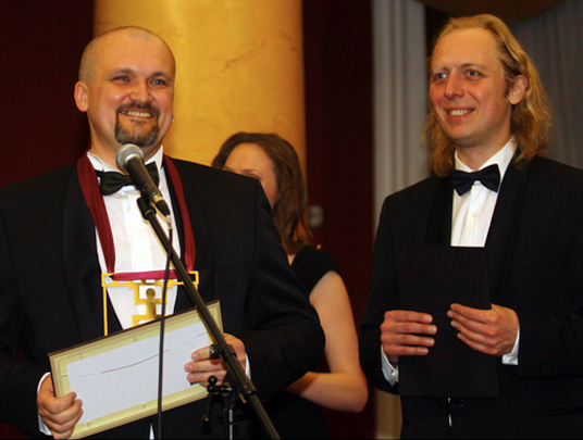Herkus Milaševičius kartu su LSFK prezidentu Jonu Staseliu, apdovanojimo ceremonijoje, balsas.lt