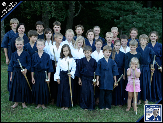 Vaikai po Kendo praktikos antrąją stovyklos dieną