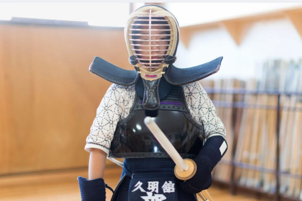 Jaunasis kendo mokinys su apsaugomis Tokyo Kyumeikan dojo Japonijoje.