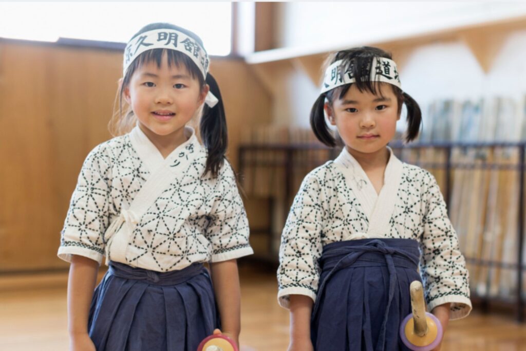 Dvi mergaitės Tokyo Kyumeikan dojo Japonijoje.